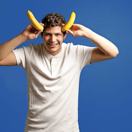 GEMEINSAM G´SUND GENIESSEN Image Bild Jugendlicher mit Bananenhörnern